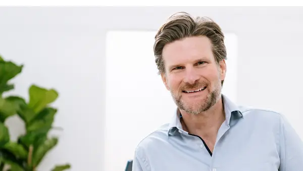 Foto von Brustvergrößerung & Plastische Chirurgie Königsbrunn - Dr. Philip Metz